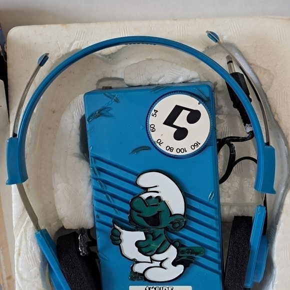Vintage 80's Smurf AM Radio and Headset with Belt Clip Untested - Picture 3 of 15